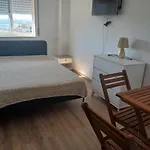 Cozy Private Room Quiet Lisbon Easy Transport Great Value Δωμάτια σε οικογενειακή κατοικία Lisboa