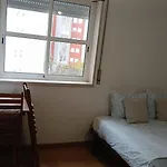 Cozy Private Room Quiet Lisbon Easy Transport Great Value * ליסבון